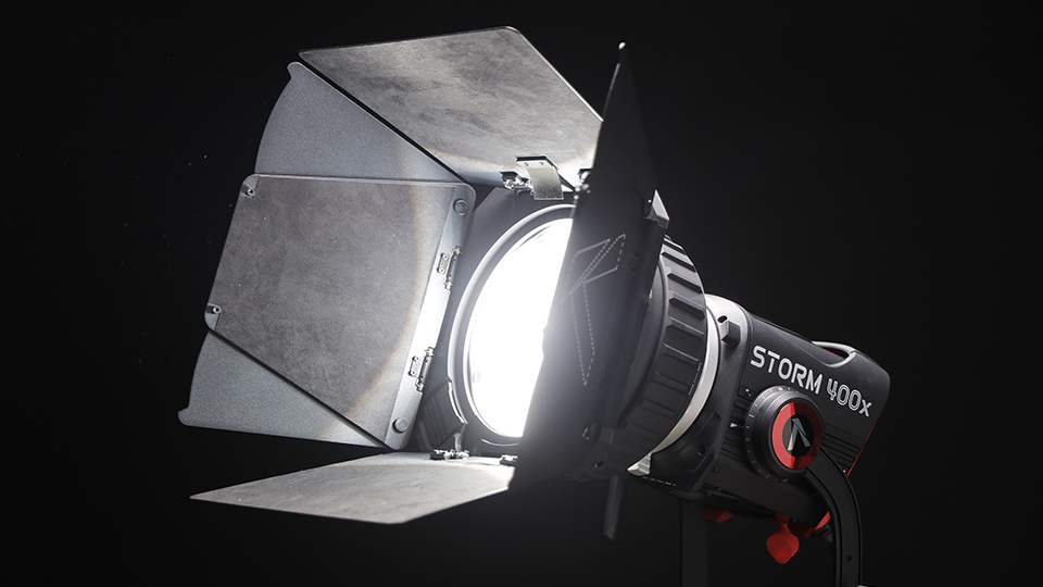 Aputure STORM 400x Bi-Color LED Monolight (V-Mount) Aputure STORM 400x Bi-Color LED Monolight (V-Mount)