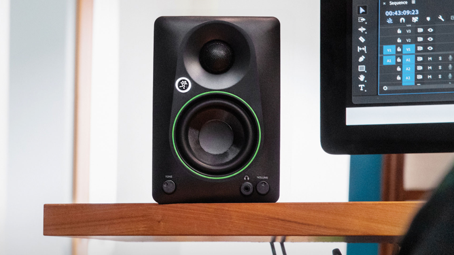 Mackie CR3.5 Creative Reference Powered 3.5" Studio Monitors Mackie CR3.5 Creative Reference Powered 3.5" Studio Monitors