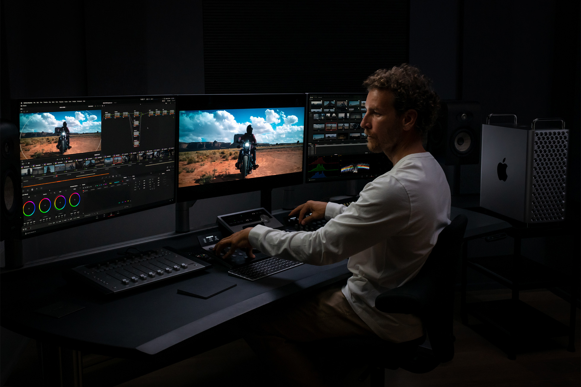 The Mac Pro kept its design but now uses the M2 Ultra chip to bring maximum power to professionals.