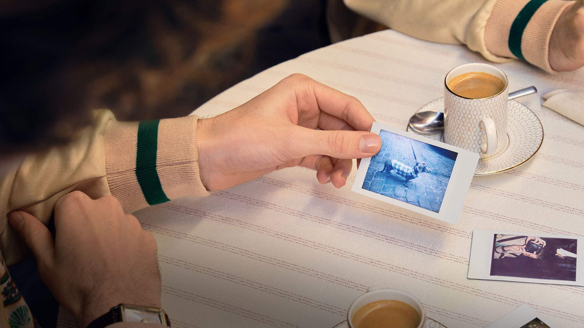 Equipped with colored LEDs and a Color Effect Dial, the FUJIFILM INSTAX MINI 99 can create unique images with color washes, such as Light Blue and Sepia.
