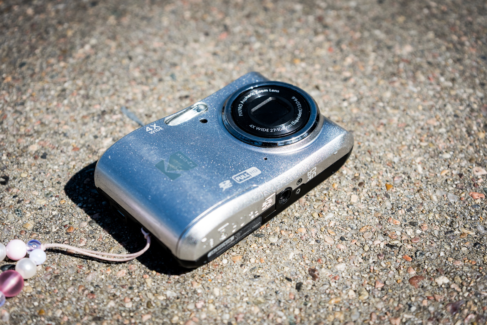 Photo of the Kodak PIXPRO FZ45 on the ground Photo of the Kodak PIXPRO FZ45 on the ground