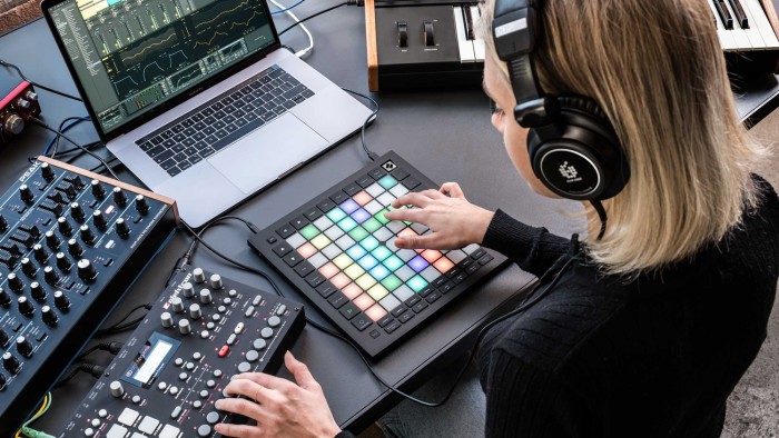Novation Launchpad Pro MK3 MIDI Controller and Grid Instrument Novation Launchpad Pro MK3 MIDI Controller and Grid Instrument