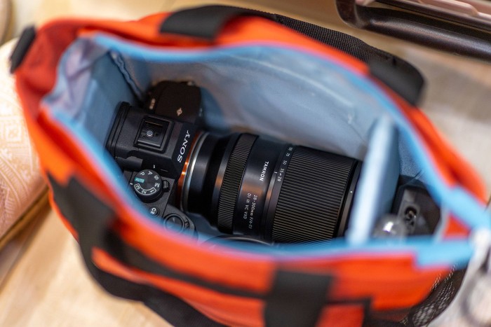 The conservative f/4-7.1 maximum aperture allows for a design that is relatively small and lightweight, allowing it to fit in many everyday bags.