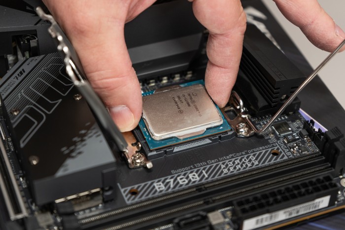 Installing the CPU Installing the CPU