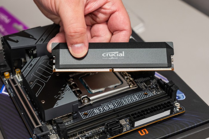 Installing Memory (RAM) Installing Memory (RAM)
