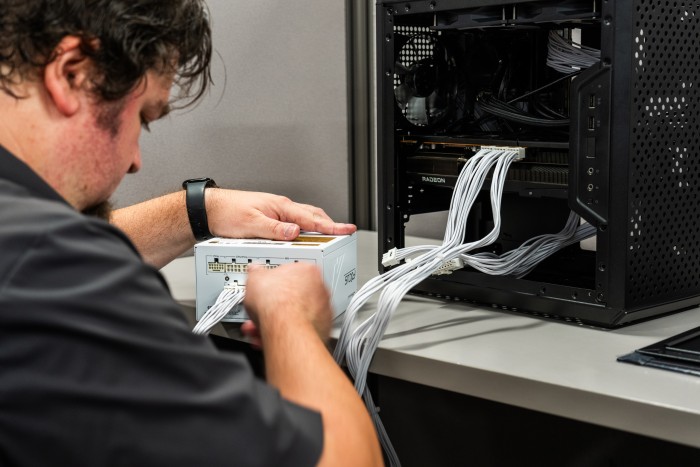 Connecting the power cables from the GPU to the CPU Connecting the power cables from the GPU to the CPU