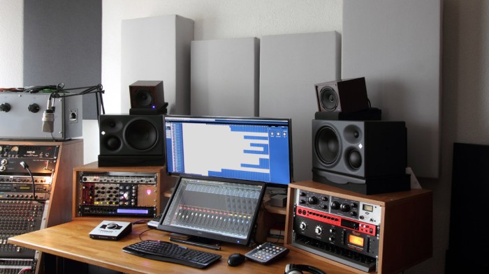 Neumann KH310 Three-Way Active Studio Monitor Kit Neumann KH310 Three-Way Active Studio Monitor Kit