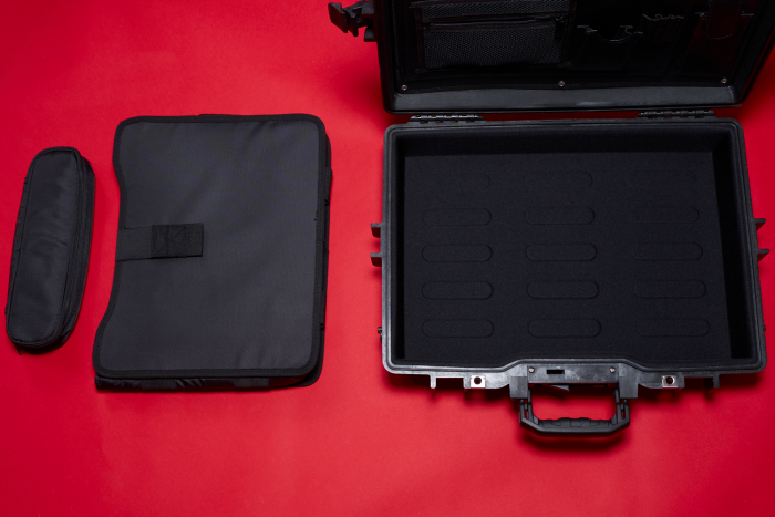 Dedicated cases within the Deluxe model for laptop and peripherals