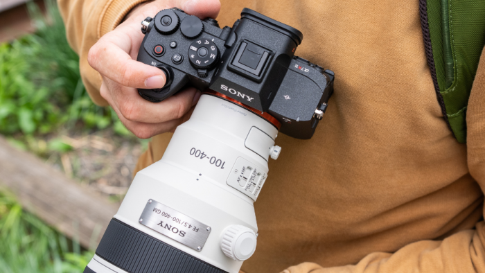 Sony a7R VI Mirrorless Camera & FE 100-400mm f/4.5 GM OSS Lens