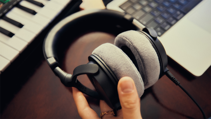 Beyerdynamic DT 270 PRO Closed-Back, Over-Ear Headphones
