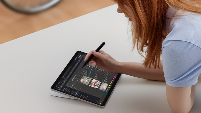The 13" PixelSense Flow 10-point touchscreen features a 2880 x 1920 screen resolution (267 ppi) and a dynamic refresh rate of up to 120 Hz. The display features Dolby Vison IQ support. The strengthened glass display has an anti-reflective finish.