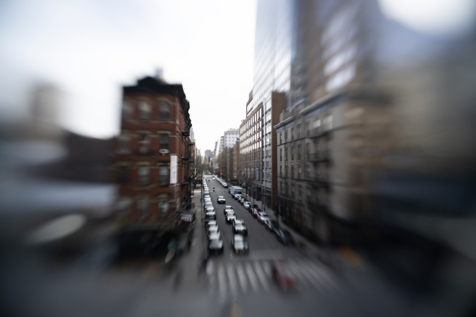 The Sweet 22 effect gives a zooming quality to the image, where the center is still and sharp and the edges are blurred and distorted as if there’s peripheral movement.