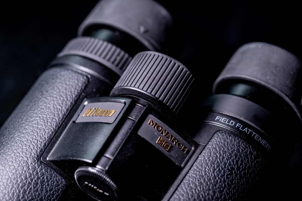 Center Focus (CF) binoculars have a central focus ring and a single-eyepiece diopter adjustment. Center Focus (CF) binoculars have a central focus ring and a single-eyepiece diopter adjustment.