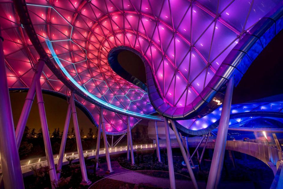 An architectural view of the Shanghai Disney Resort, commissioned by the New York─based Grimshaw Architects.