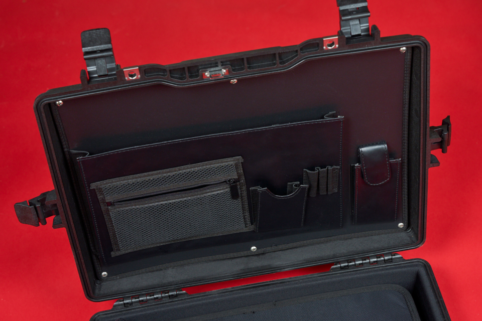  The built-in storage compartments of the Deluxe model