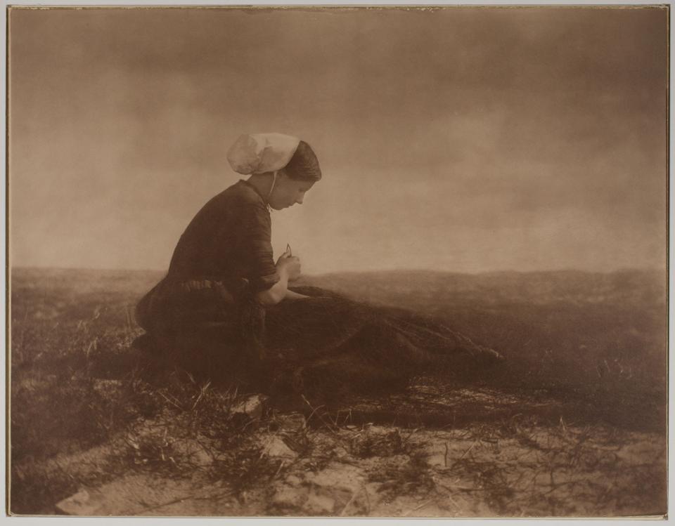 Alfred Stieglitz, The Net Mender, 1894, Carbon print. Courtesy of the Art Institute of Chicago.