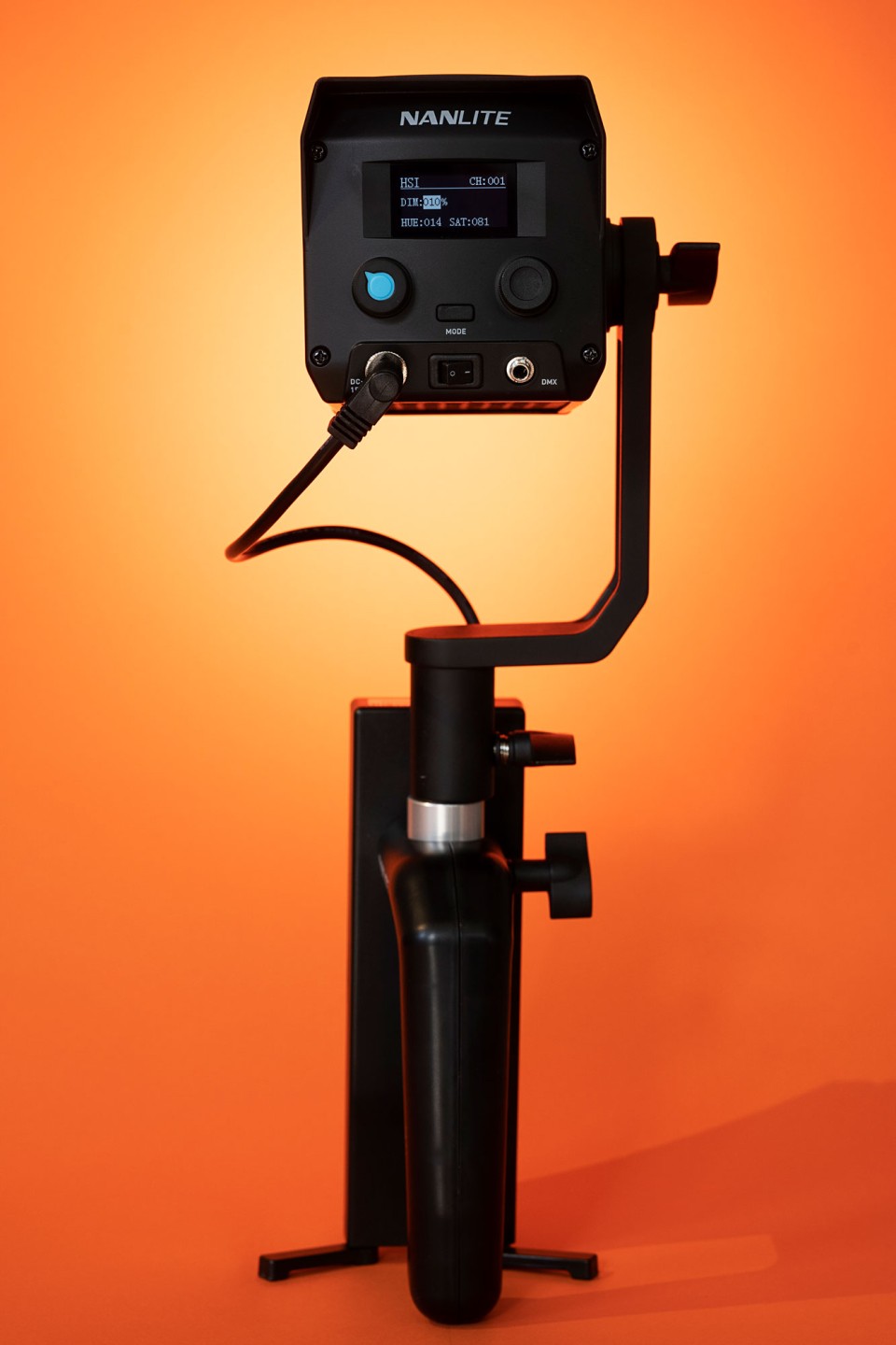 Little feet can be used on the battery grip to balance the light on a flat surface without needing a stand.