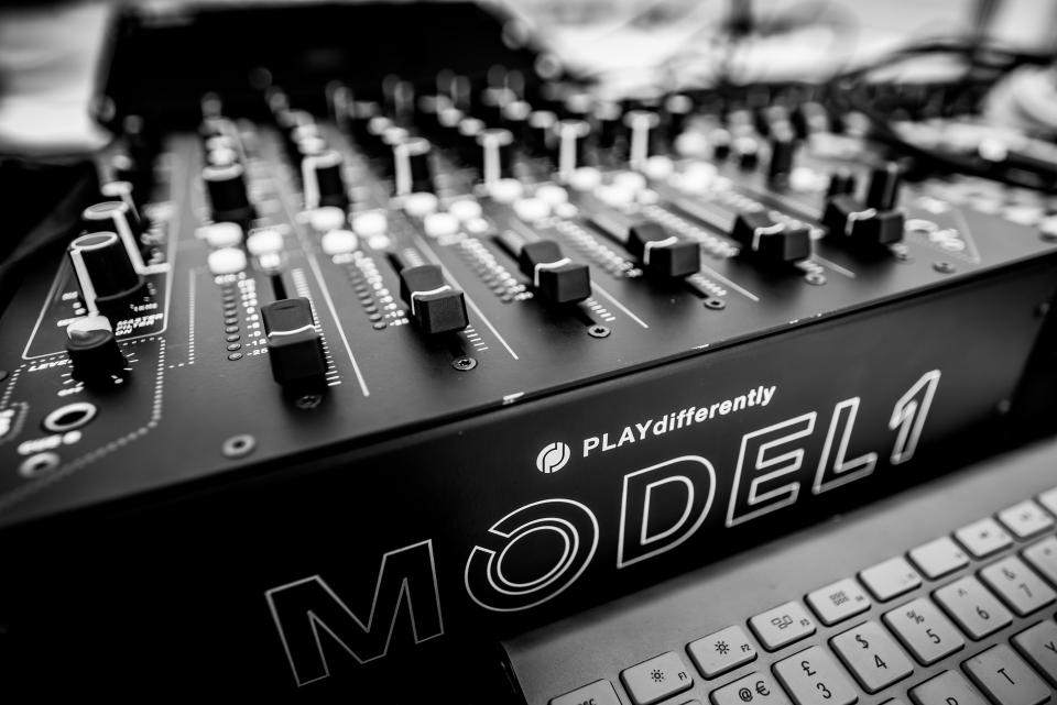 PLAYdifferently MODEL 1 Premium 6-Channel Analog DJ Mixer
