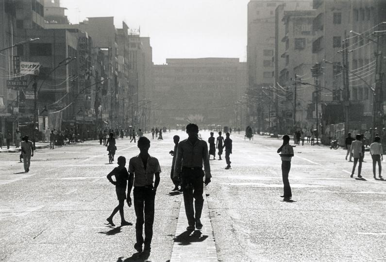 Dhaka Siege Day; Motijheel, Dhaka, Bangladesh; 1987 © Shahidul Alam, courtesy of Drik/Majority World
