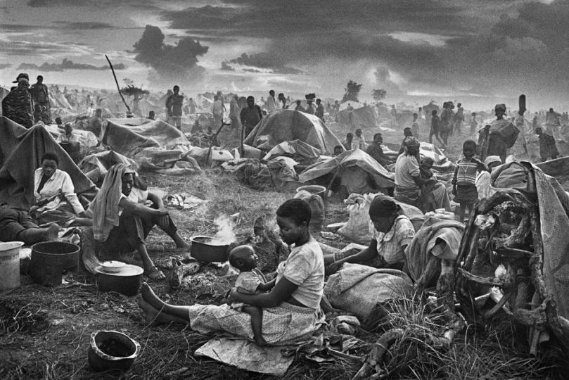 Réfugiés Rwandais, camp de Benako, Tanzanie, 1994 © Sebastião Salgado. Reproduced by permission from Sebastião Salgado