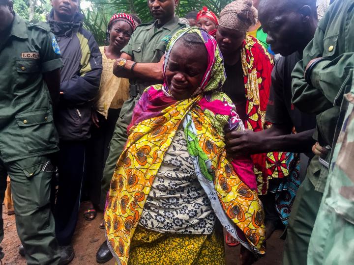 A woman cries over the grave of Léopold Ngbekusa during the funeral of the Okapi Wildlife Reserve rangers, outside of the town of Epulu, in the Democratic Republic of Congo, July 17, 2017. © Adriane Ohanesian
