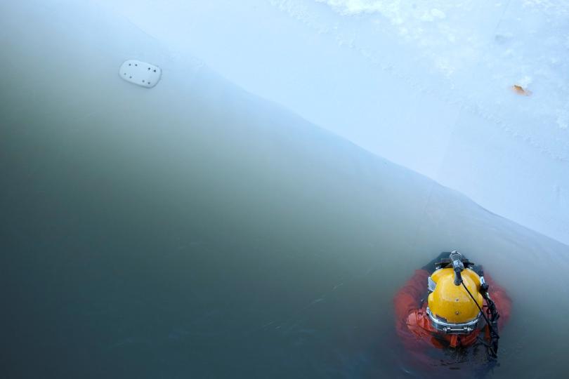 from “Brace for Impact: The Salvage of Flight 1549”, 2009 © Stephen Mallon