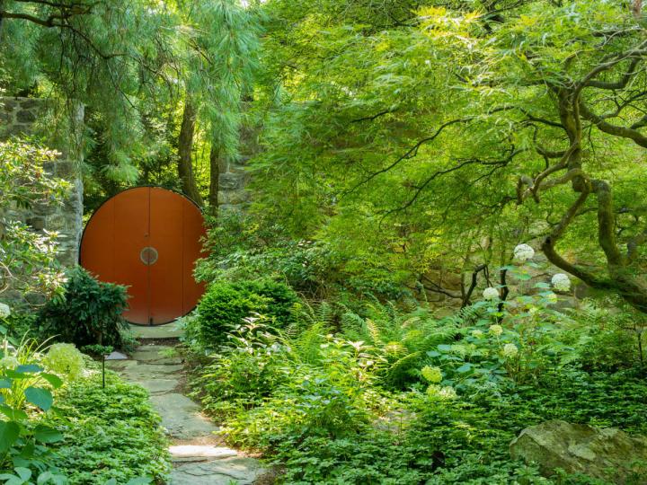 Brubeck Garden, Wilton, CT. A Japanese-style gate sets the tone of the garden and its surrounding planting. © Larry Lederman