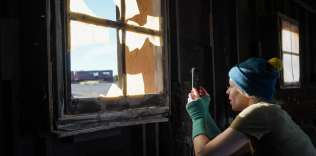 A participant in Dan Burkholder’s iPhone Artistry workshop at Santa Fe Workshops. Photo © Paul Ratje