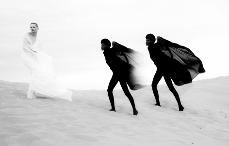 Maeve and Raven in the desert, using an in-camera effect with a prism VFX split filter