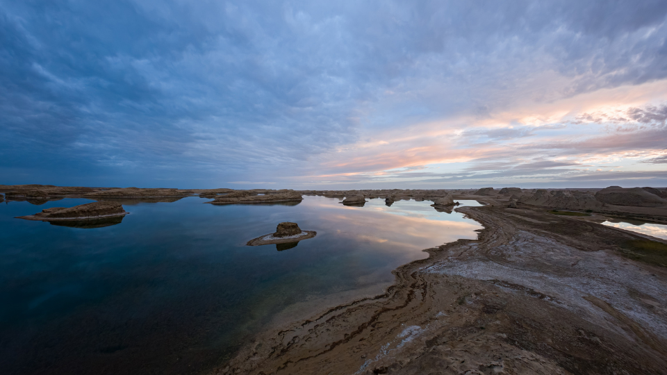 Image of a body of water with rocks